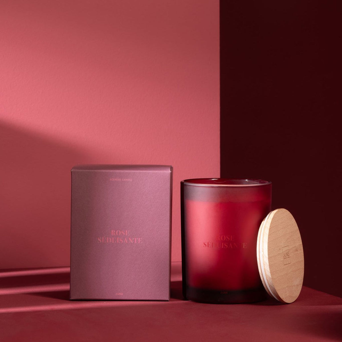 Geurkaars Accords Essentiels Rose Séduisante 52 Uur van J-Line met bijpassende doos in een sfeervolle rode setting