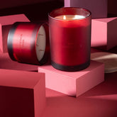 Geurkaars Accords Essentiels Rose Séduisante 52 Uur van J-Line op decoratieve blokken in een warme sfeerfoto