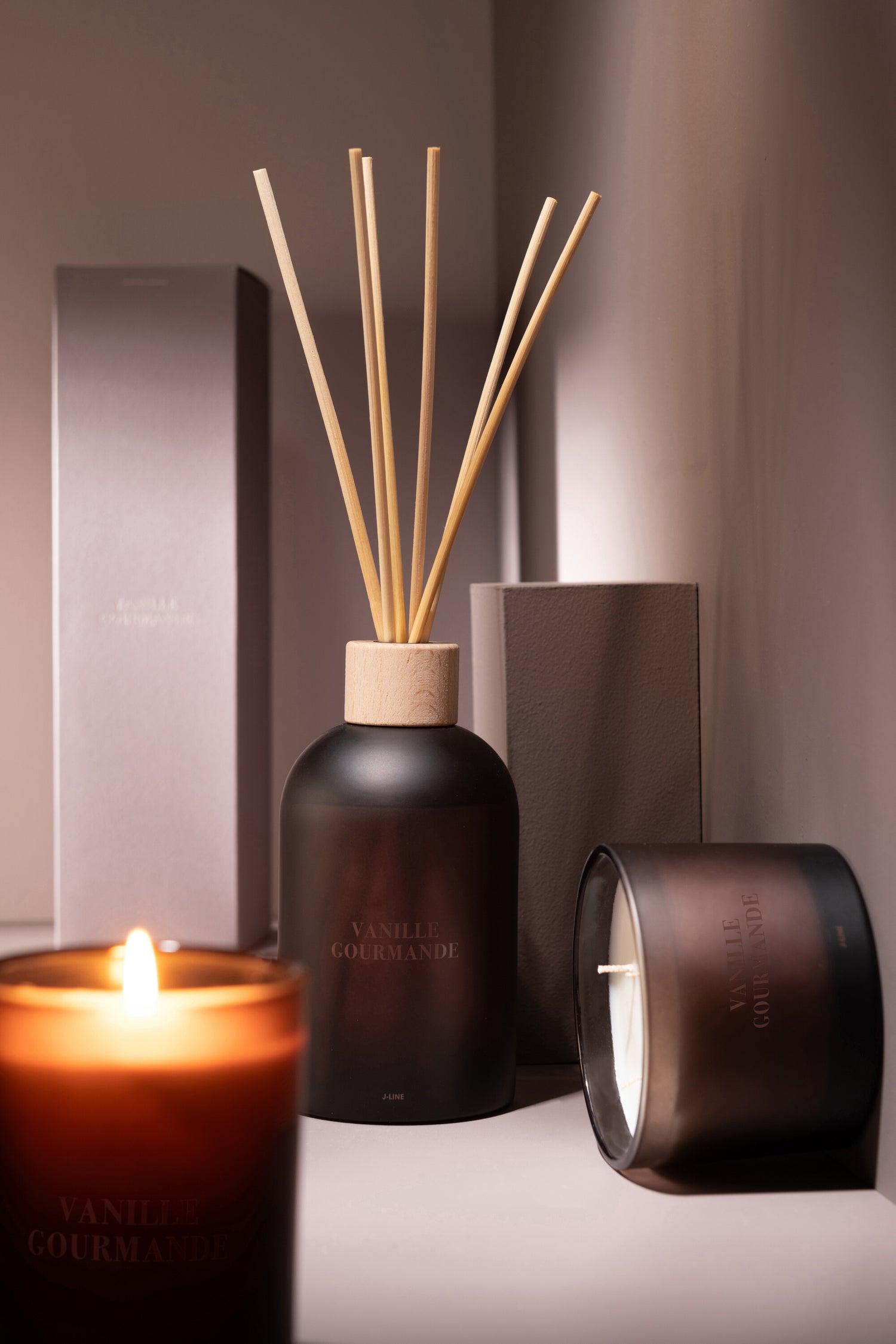 Geurkaars Accords Essentiels Vanille Gourmande 28 Uur - Geurkaars - J-Line - livinglovely.nl