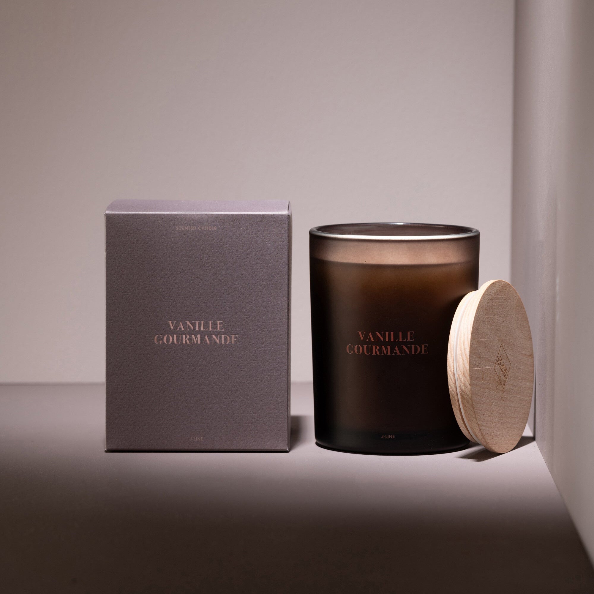 Geurkaars Accords Essentiels Vanille Gourmande 52 Uur - Geurkaars - J-Line - livinglovely.nl