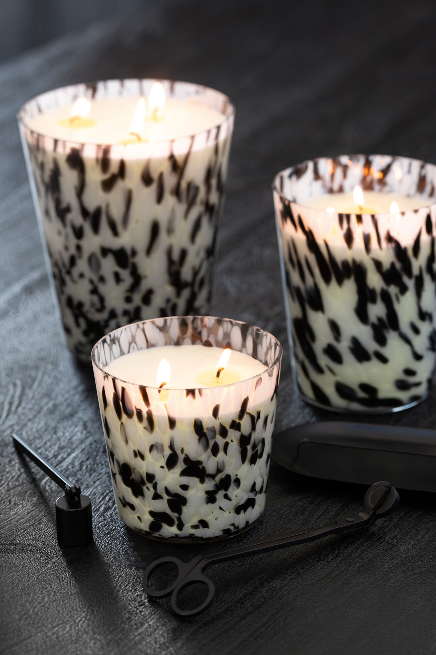 Geurkaars Noa Zwart/Wit Medium-68u J-Line - Geurkaars - J-Line - livinglovely.nl