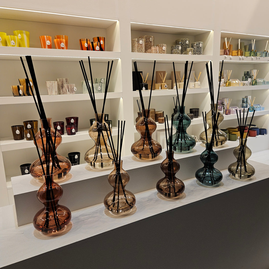 Geurolie Olive&amp;Frank Incense Glas Rood Large 1000ml - Geurstokjes - J-Line - livinglovely.nl