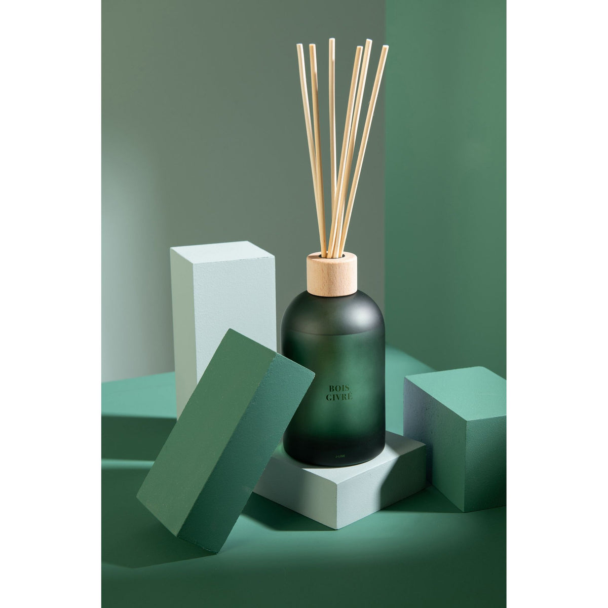 Geurstokjes Accords Essentiels Bois Givré 550ml van J-Line samen met bijpassende geurkaars uit de Bois Givré lijn