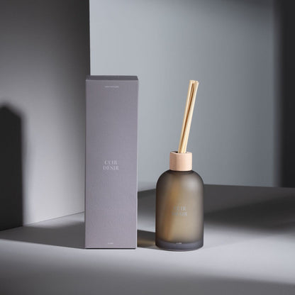 Geurstokjes Accords Essentiels Cuir Désir 250ml van J-Line met bijpassende doos in een sfeervolle bruine setting