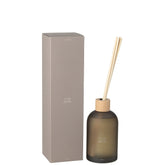 Geurstokjes Accords Essentiels Cuir Désir 550ml van J-Line, bruine glazen fles met geurstokjes naast de geschenkdoos