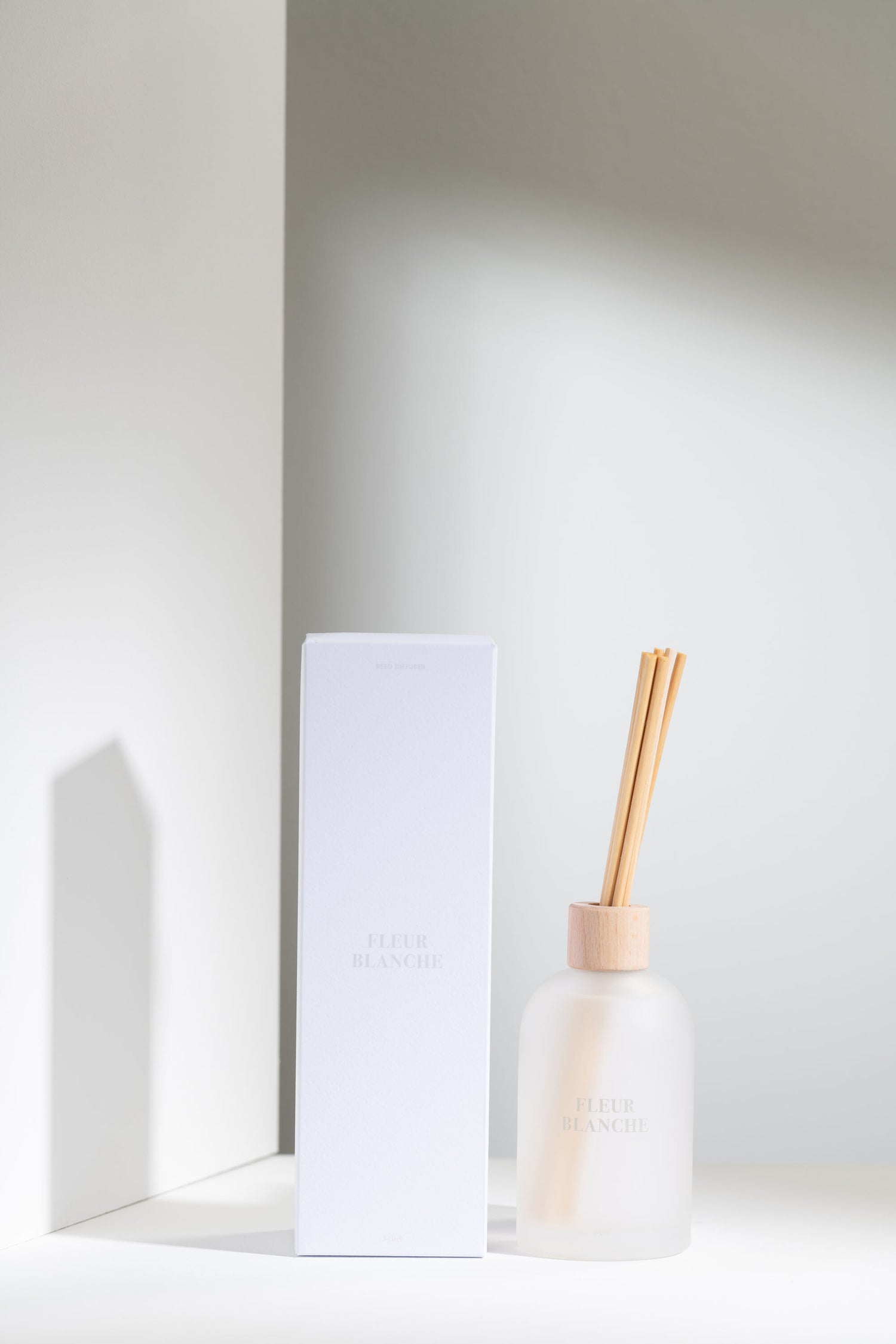 Geurstokjes Accords Essentiels Fleur Blanche 250ml - Geurstokjes - J-Line - livinglovely.nl