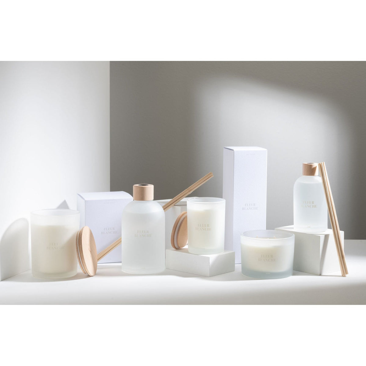 Complete Accords Essentiels Fleur Blanche collectie van J-Line met geurkaarsen en geurstokjes