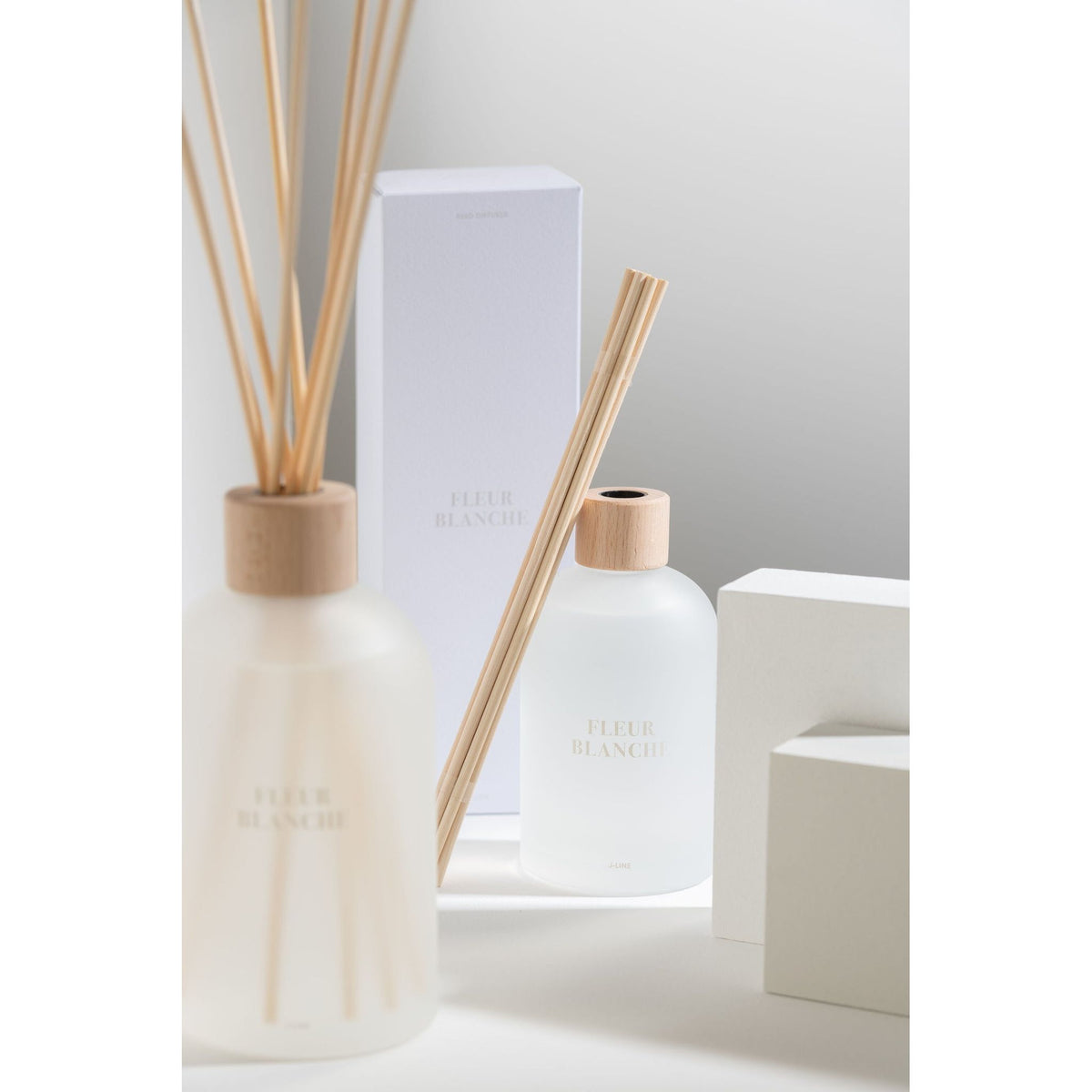 Geurstokjes Accords Essentiels Fleur Blanche 250ml van J-Line samen met bijpassende geurkaars uit de Fleur Blanche lijn