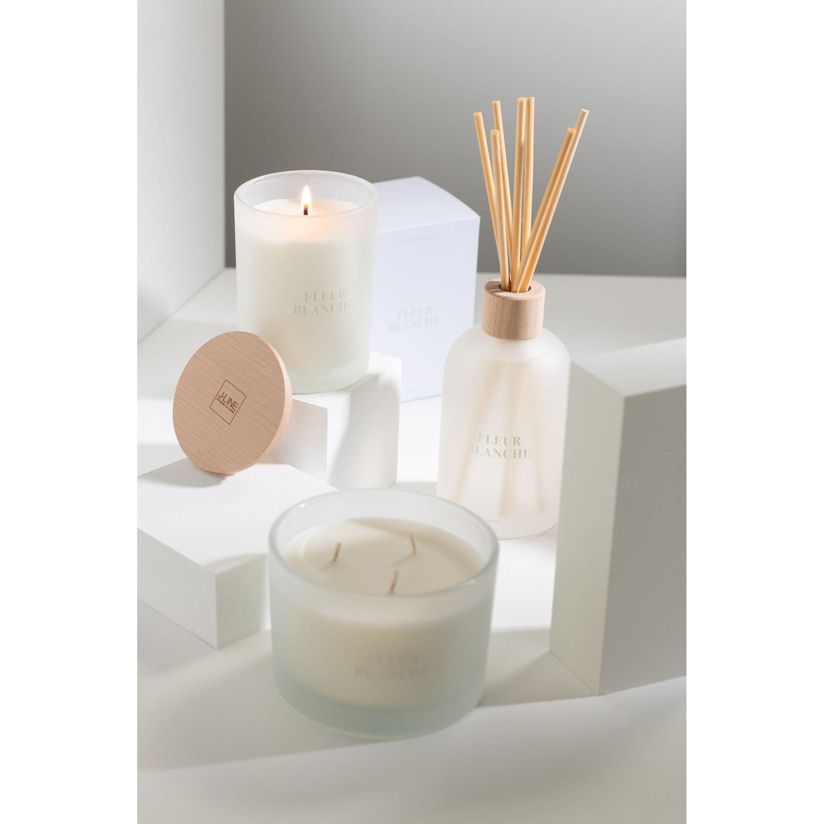 Geurkaars en geurstokjes Accords Essentiels Fleur Blanche van J-Line samen gestyled