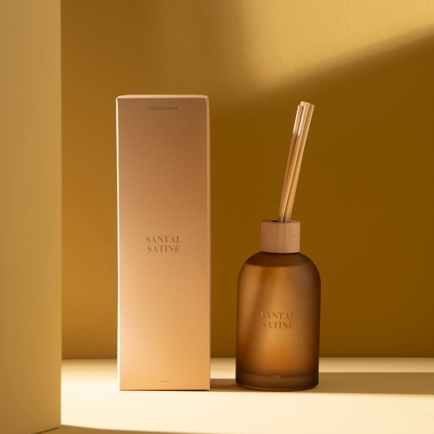 Geurstokjes Accords Essentiels Santal Satiné 250ml - Geurstokjes - J-Line - livinglovely.nl