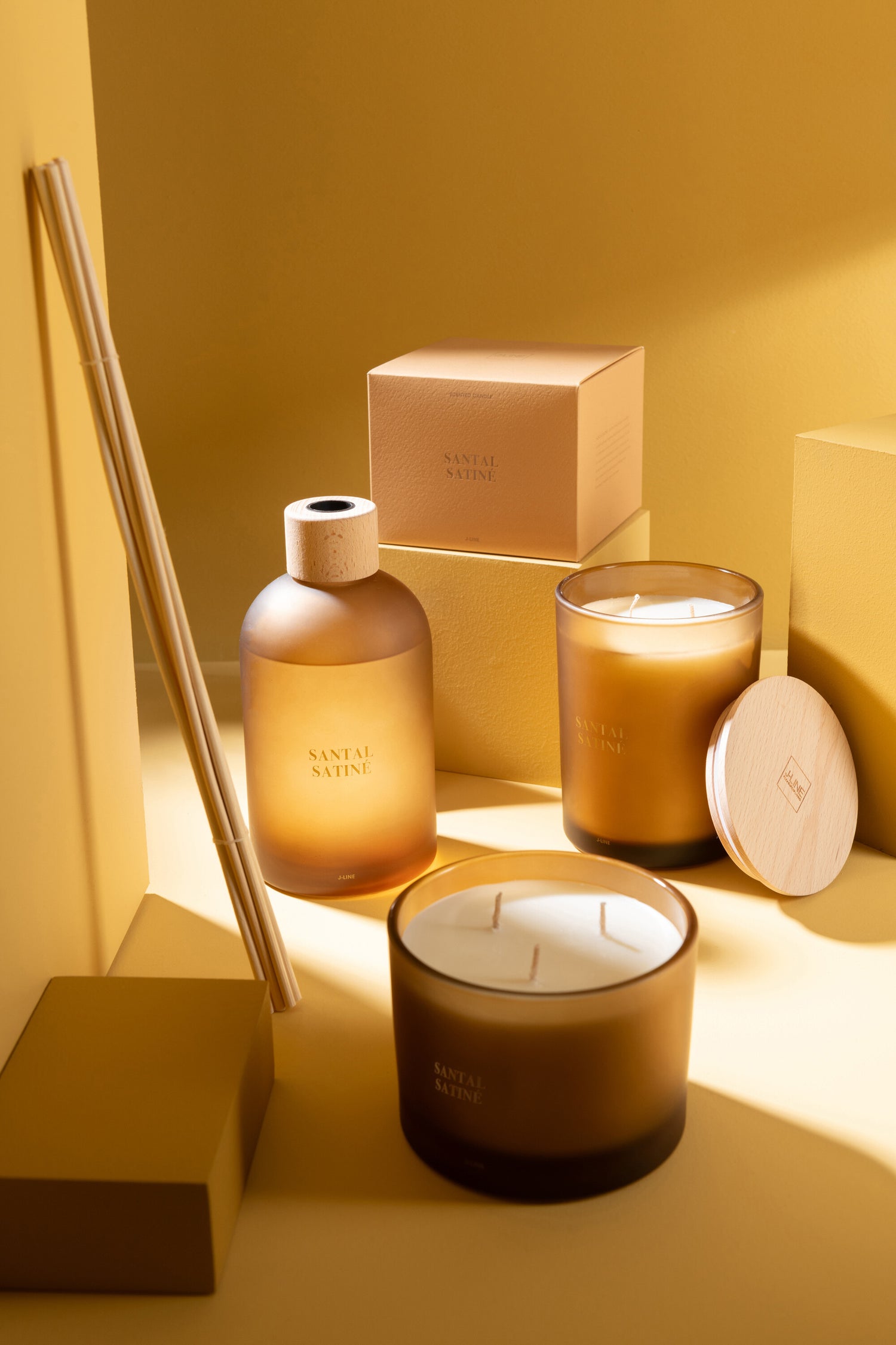 Geurstokjes Accords Essentiels Santal Satiné 550ml - Geurstokjes - J-Line - livinglovely.nl