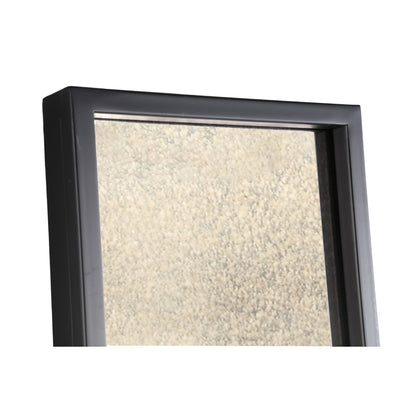Detail van de Gracy spiegel van PTMD, hoek van het diepe zwarte frame met antiek grijs spiegelglas