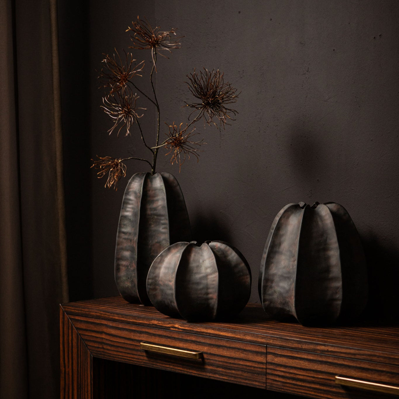 Grayson Black Ceramic Round Ribbed Vase Wide Dia34cmxH34cm PTMD - Vaas - PTMD - livinglovely.nl