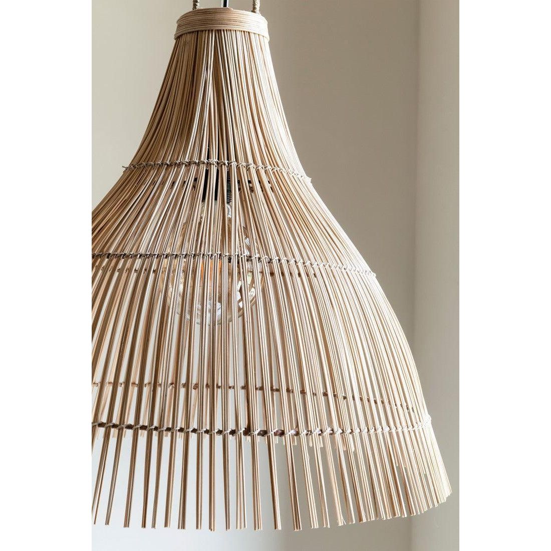 Hanglamp Catur van MUST Living hangend in een lichte woonkamer met natuurlijke materialen