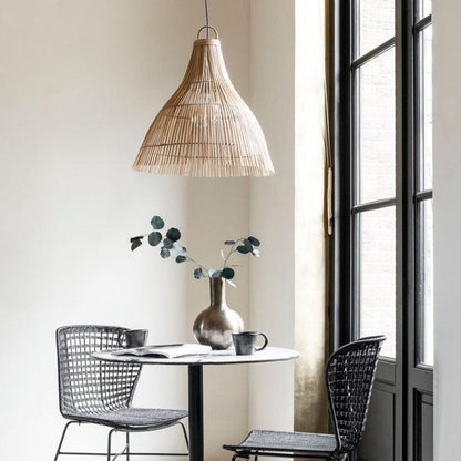 Hanglamp Catur van MUST Living, zijaanzicht met open vlechtwerk dat het licht doorlaat