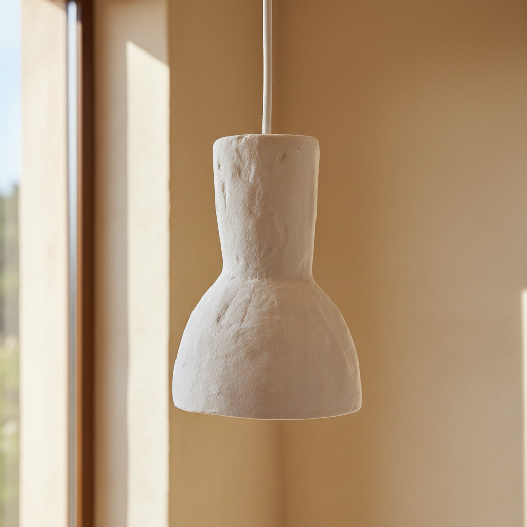 Hanglamp Chalk Moro van Raw Materials, naturel lampenkap van papier maché met krijtpoeder
