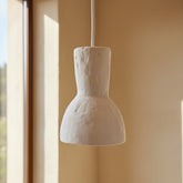Hanglamp Chalk Moro van Raw Materials, naturel lampenkap van papier maché met krijtpoeder