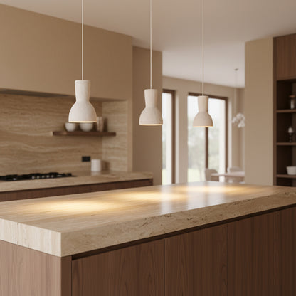 Hanglamp Chalk Moro van Raw Materials, naturel hanglamp met matte afwerking in een licht interieur