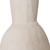 Hanglamp Chalk Moro van Raw Materials, sfeerbeeld van de naturel hanglamp met warme lichtgloed