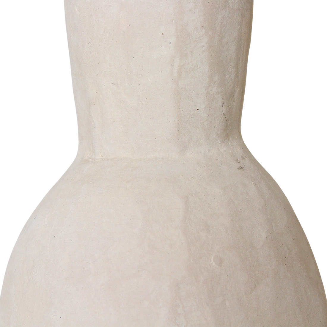 Hanglamp Chalk Moro van Raw Materials, sfeerbeeld van de naturel hanglamp met warme lichtgloed