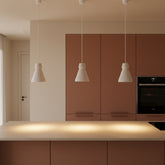 Hanglamp Chalk Pugal van Raw Materials, detail van de ruwe kalktextuur in een zachte beigewitte tint