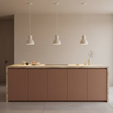 Hanglamp Chalk Sukkur van Raw Materials, naturel hanglamp met matte afwerking in een licht interieur