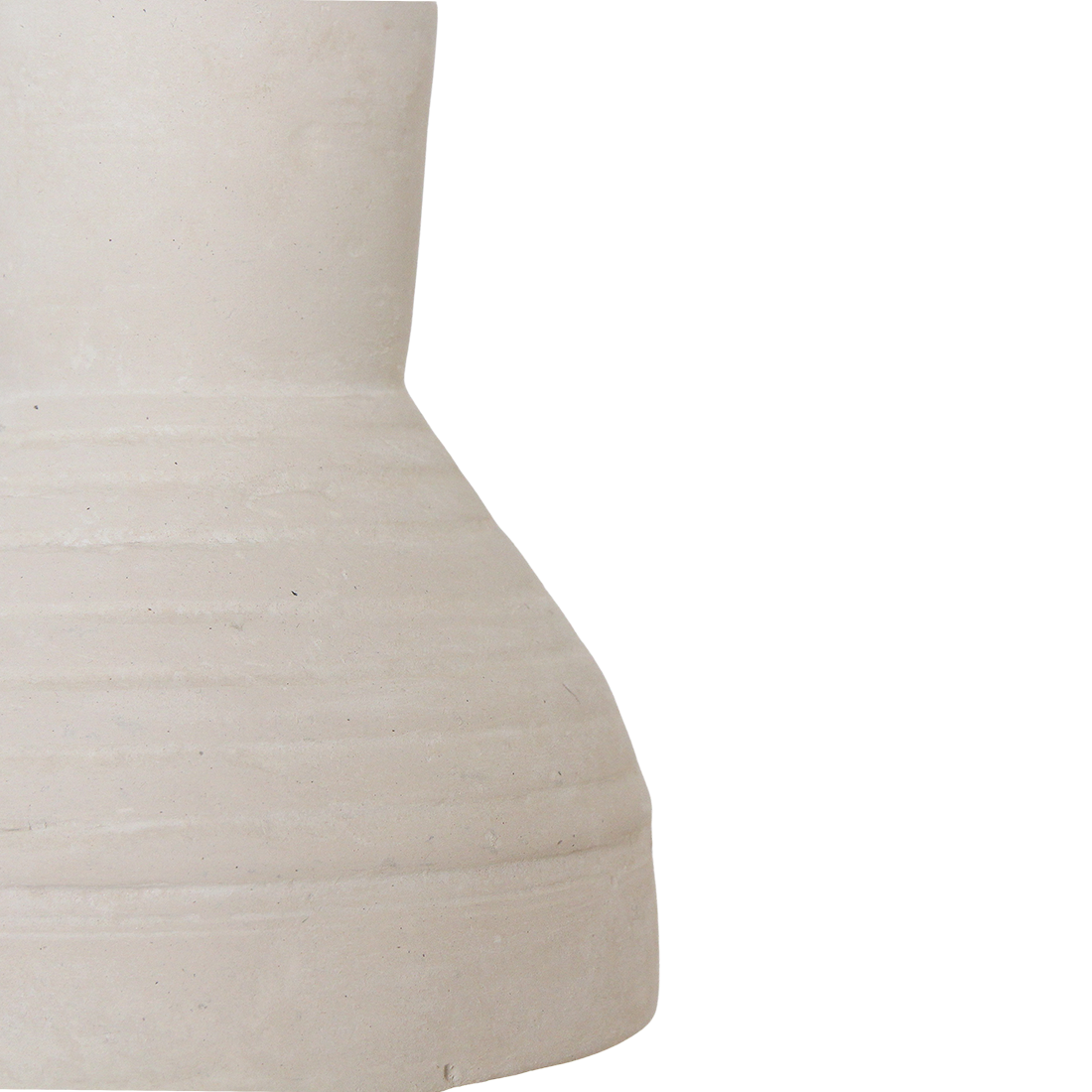 Hanglamp Chalk Sukkur van Raw Materials, sfeerbeeld van de naturel hanglamp met warme lichtgloed