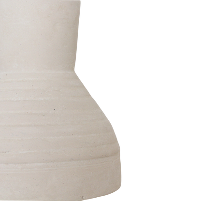 Hanglamp Chalk Sukkur van Raw Materials, sfeerbeeld van de naturel hanglamp met warme lichtgloed