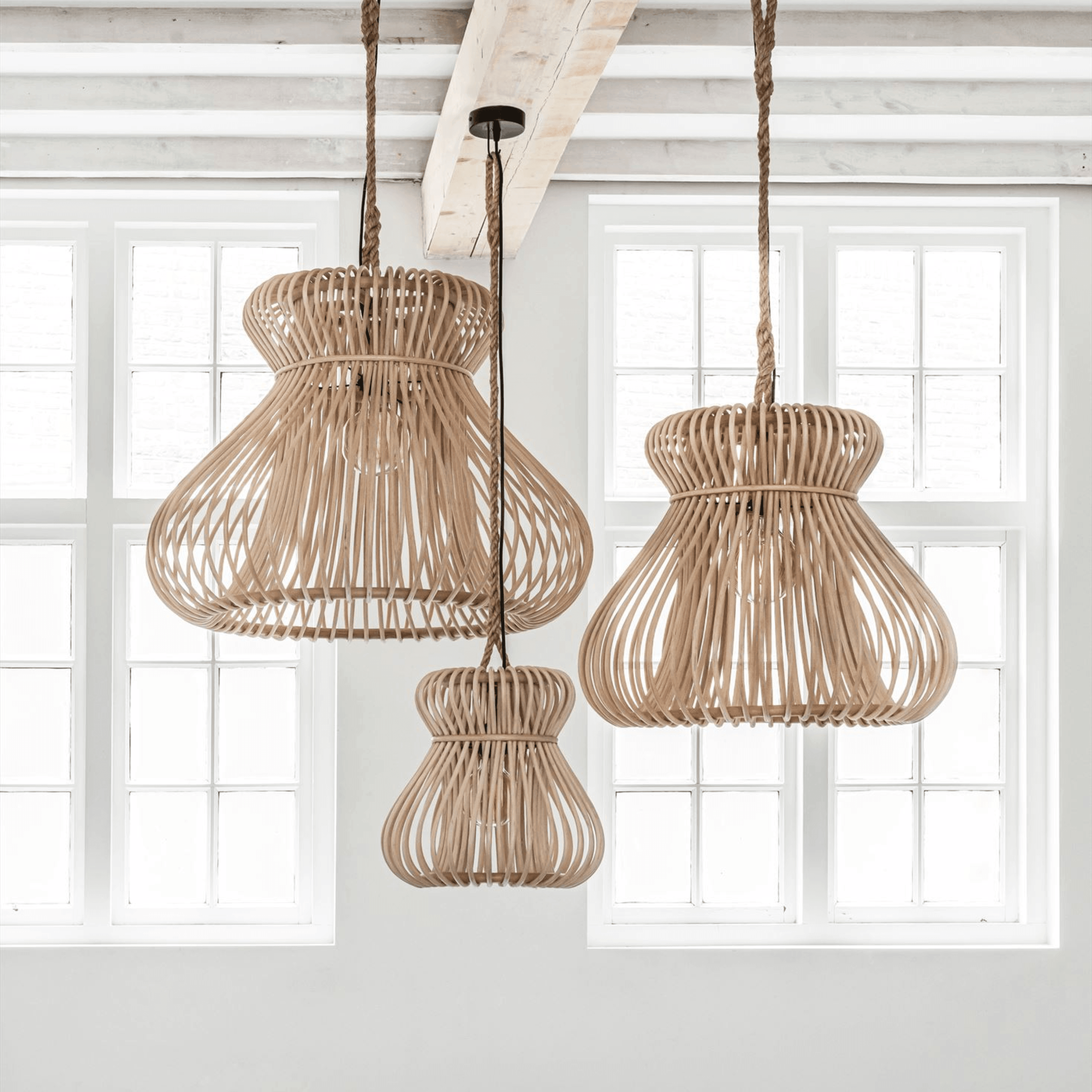 Hanglamp Fungo Large van MUST Living, detail van de onbewerkte kobu rotan met kleurverschillen