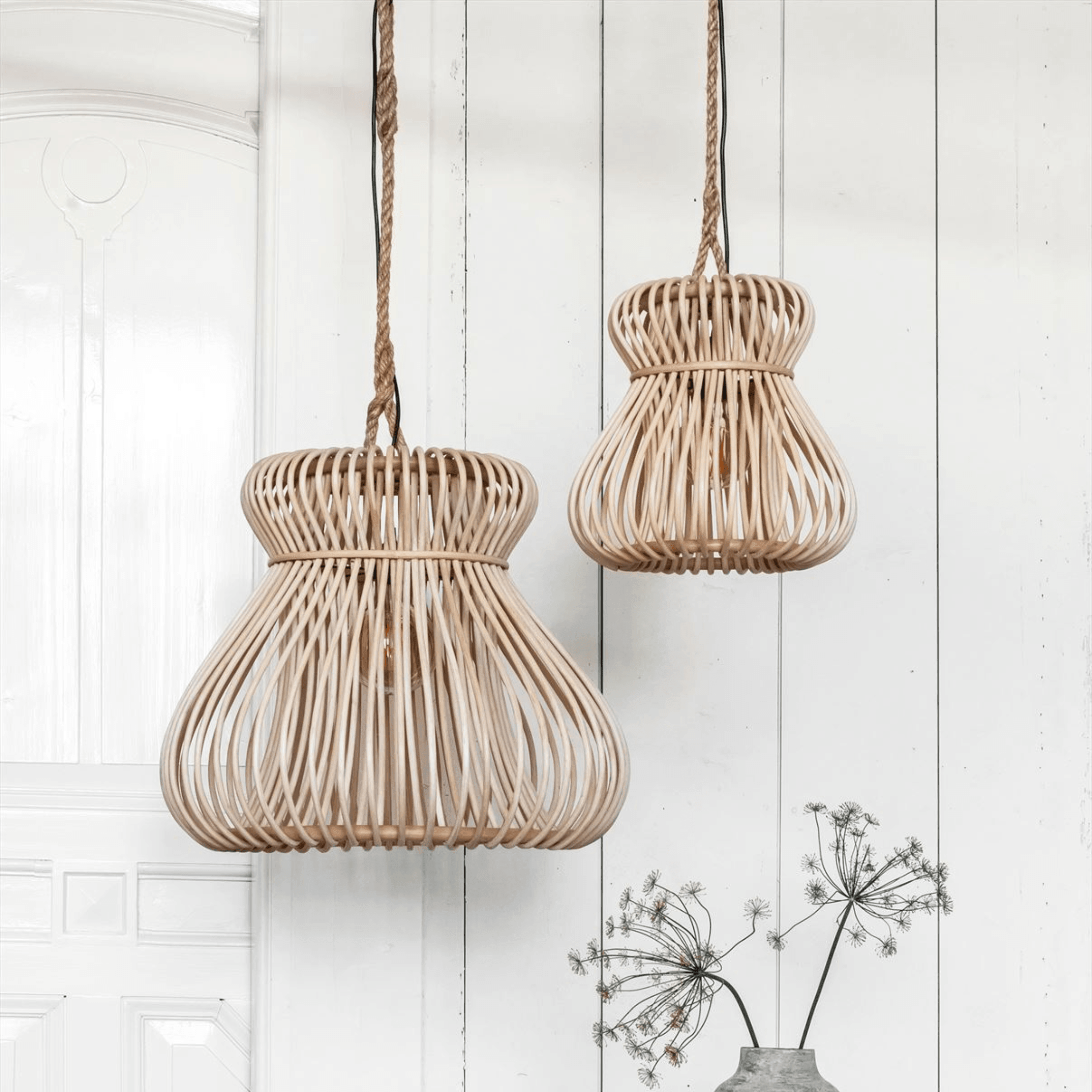 Hanglamp Fungo Large van MUST Living, lamp hangend boven een houten eettafel