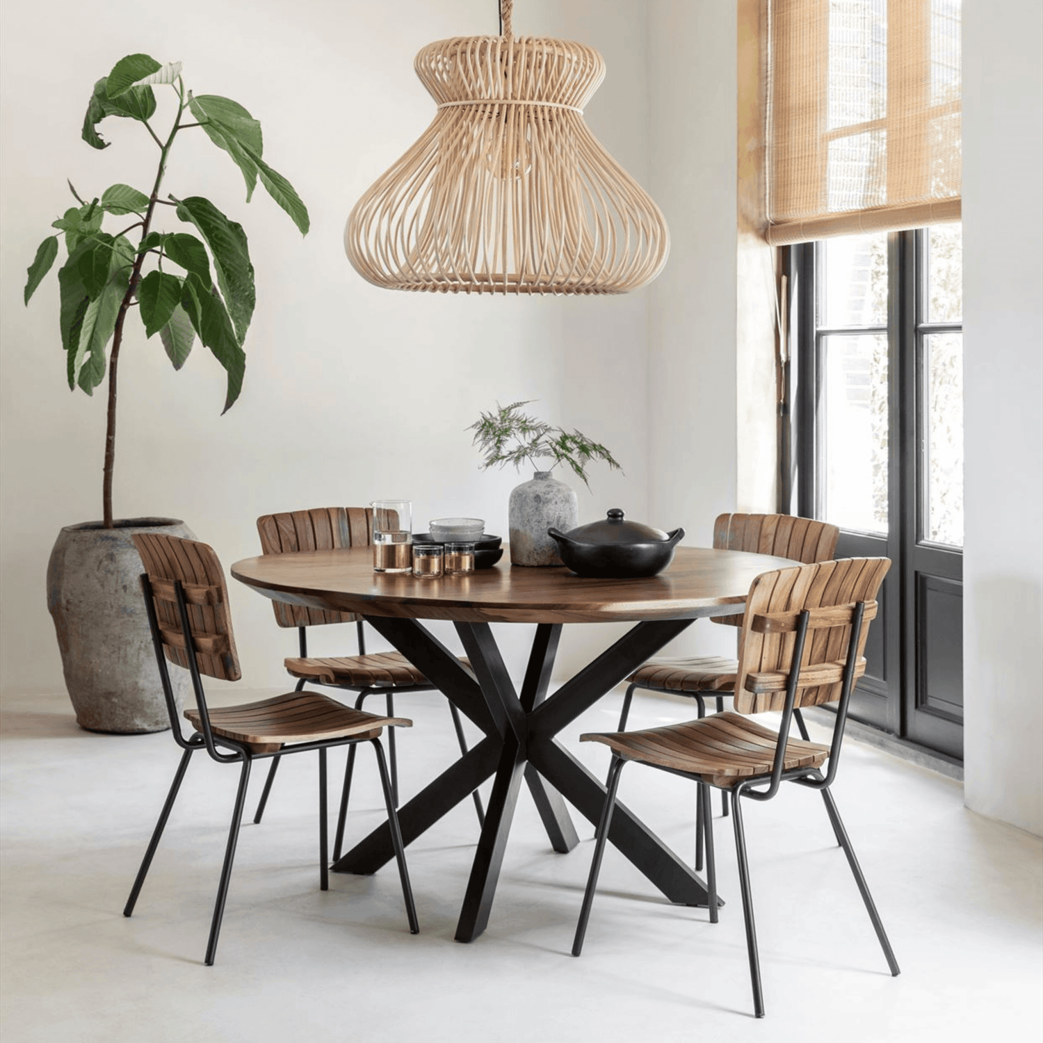 Hanglamp Fungo Large van MUST Living, brandende lamp met warm licht in een woonkamer