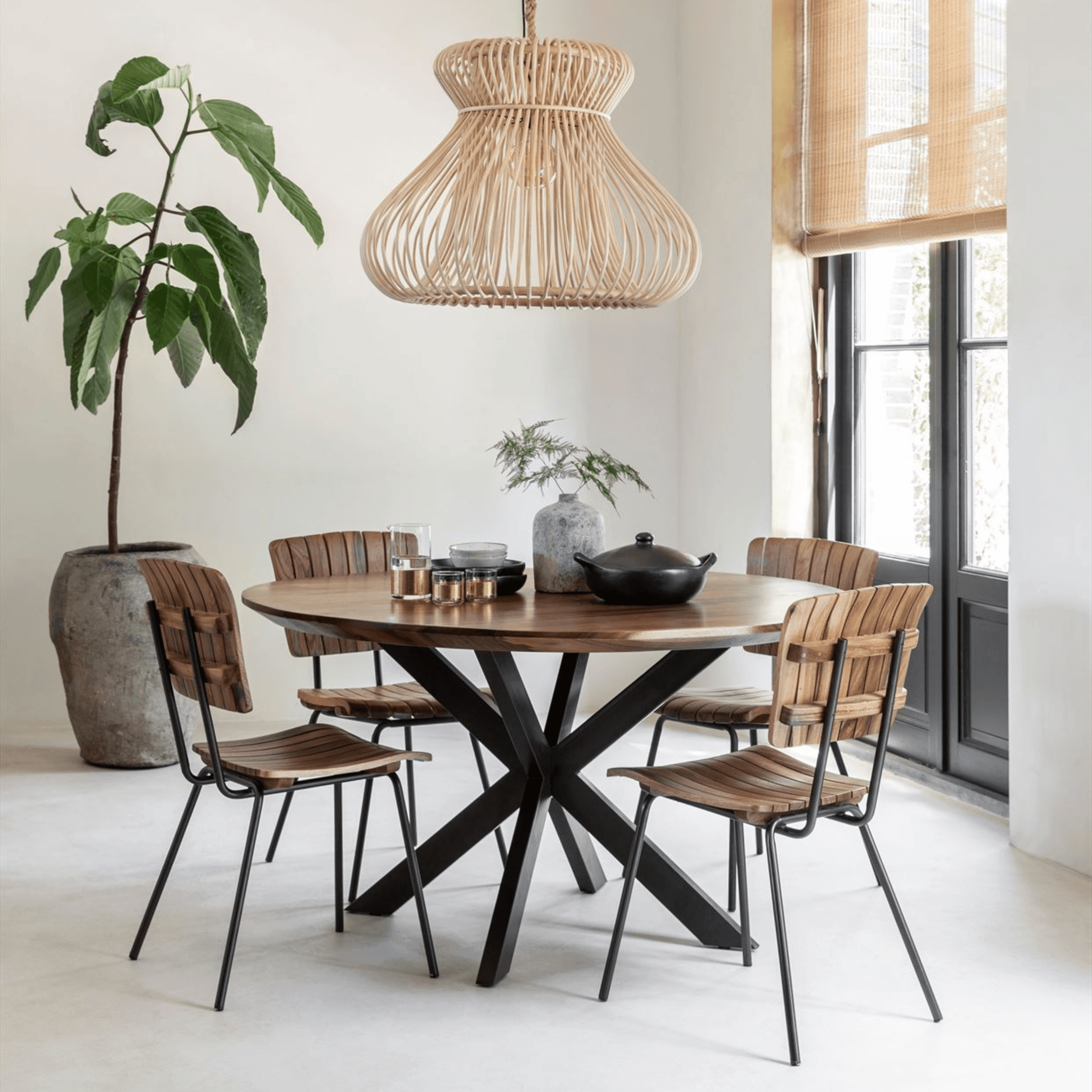 Hanglamp Fungo Large van MUST Living, brandende lamp met warm licht in een woonkamer