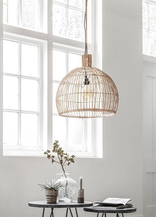 Hanglamp Las Salinas Pitriet Naturel Large van MUST Living, brandende lamp met warm licht door het pitriet