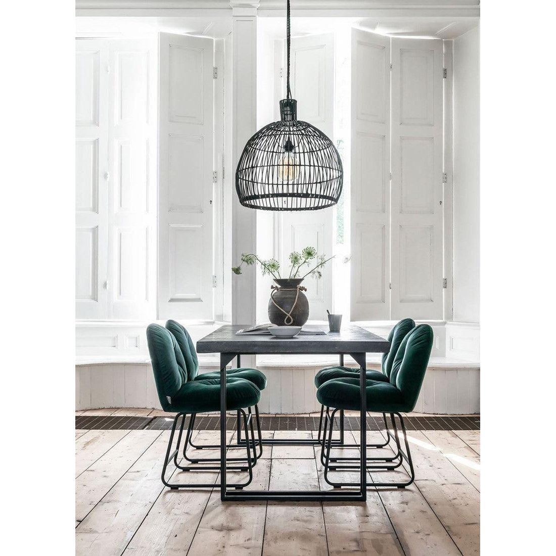 Hanglamp Las Salinas Large van MUST Living, zwarte kap tegen een witte wand