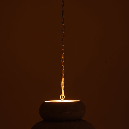Hanglamp Rond Ijzer Wit Large van J-Line brandend in een donkere ruimte met warme lichtcirkel