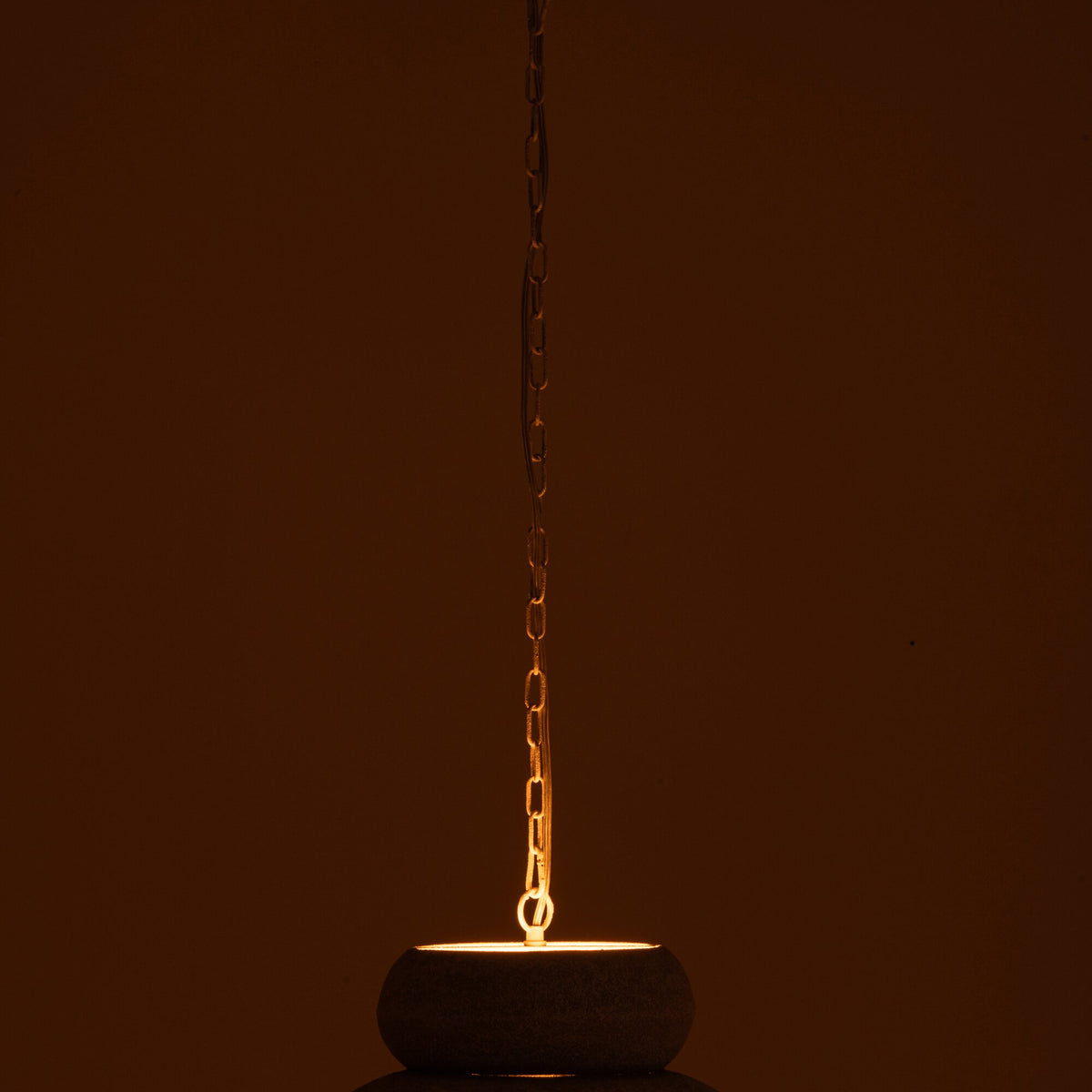 Hanglamp Rond Ijzer Wit Small van J-Line brandend in een donkere ruimte met warme lichtcirkel