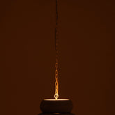 Hanglamp Rond Ijzer Wit Small van J-Line brandend in een donkere ruimte met warme lichtcirkel