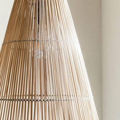 Hanglamp Sanur van MUST Living, zijaanzicht met open structuur en warme lichtval