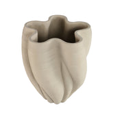 Hastin vaas van PTMD van opzij, beige cement met golvend ribbelpatroon