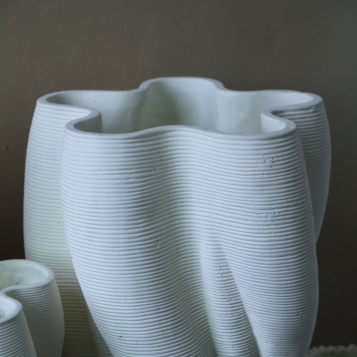 Hastin vaas large van PTMD gestyled in een interieur, witte cementen vaas