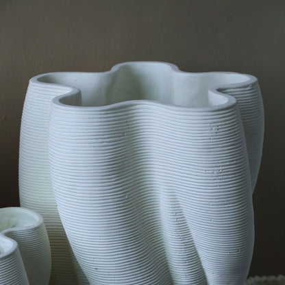 Hastin vaas large van PTMD gestyled in een interieur, witte cementen vaas