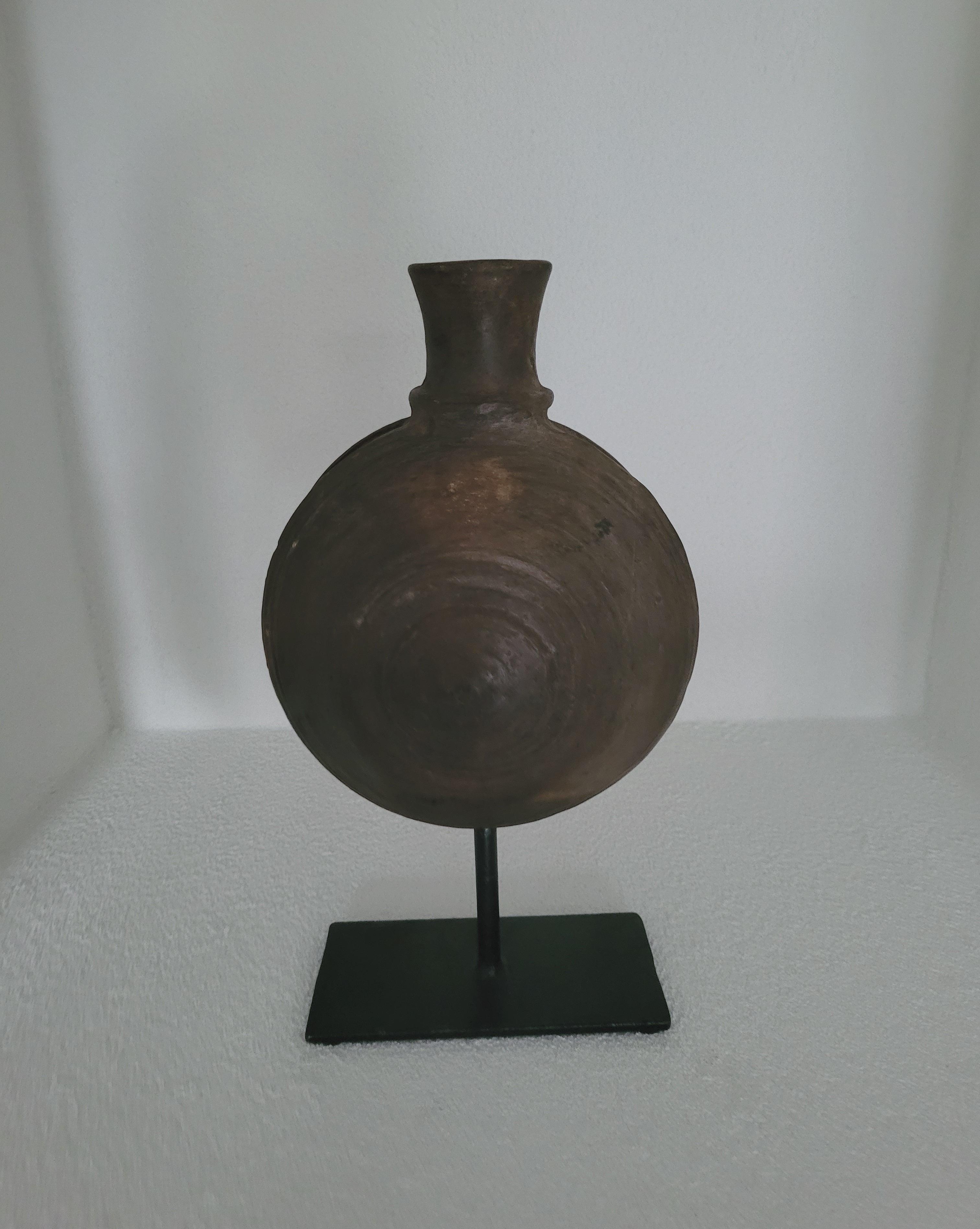 Houten Vaas op voet - Vaas - Living Lovely - livinglovely.nl