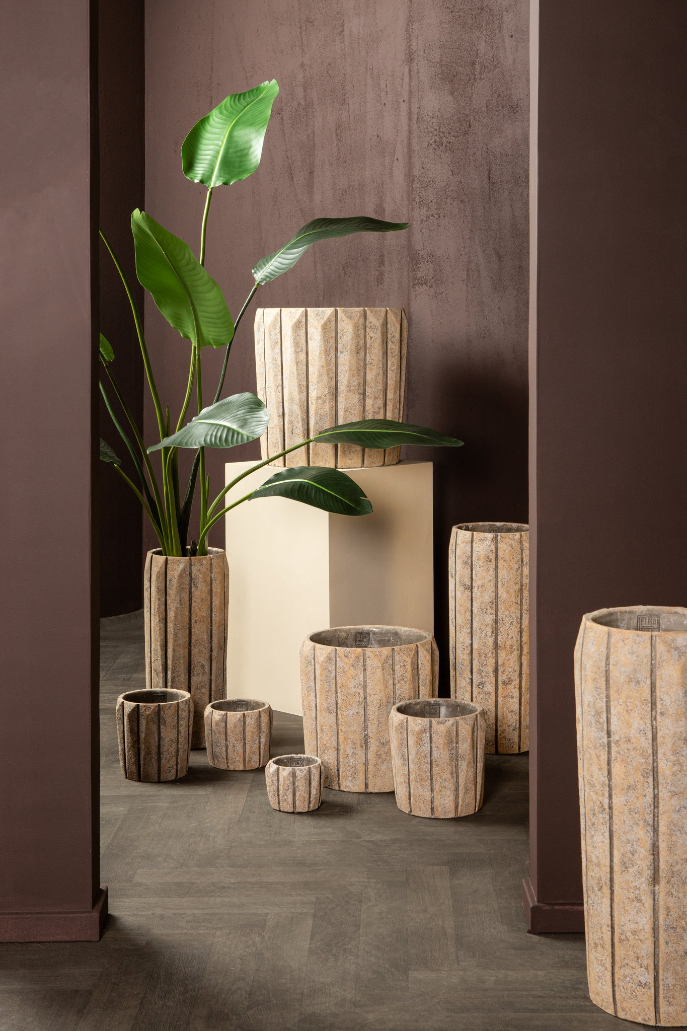 Imani Taupe Cement Pot Round With Lines Big L PTMD - Pot - PTMD - livinglovely.nl
