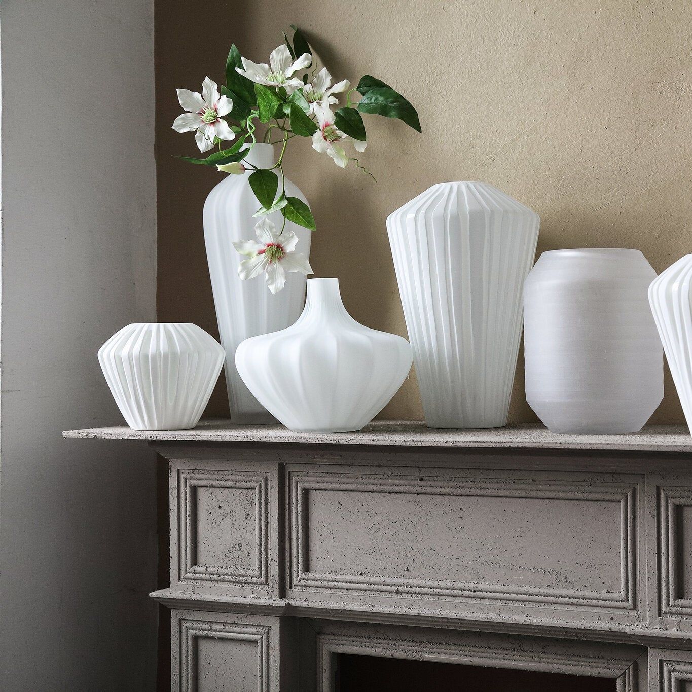 Ireka White Handcut Solid Glass Angular Round S van PTMD in een sfeervolle interieursetting