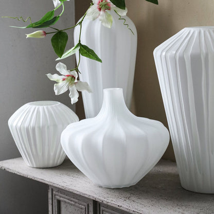 Ireka White Handcut Solid Glass Angular Round S van PTMD, detail van het handgesneden glas in een woonkamer