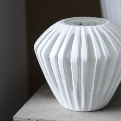 Ireka White Handcut Solid Glass Angular Round S van PTMD gestyled op een tafel met decoratie