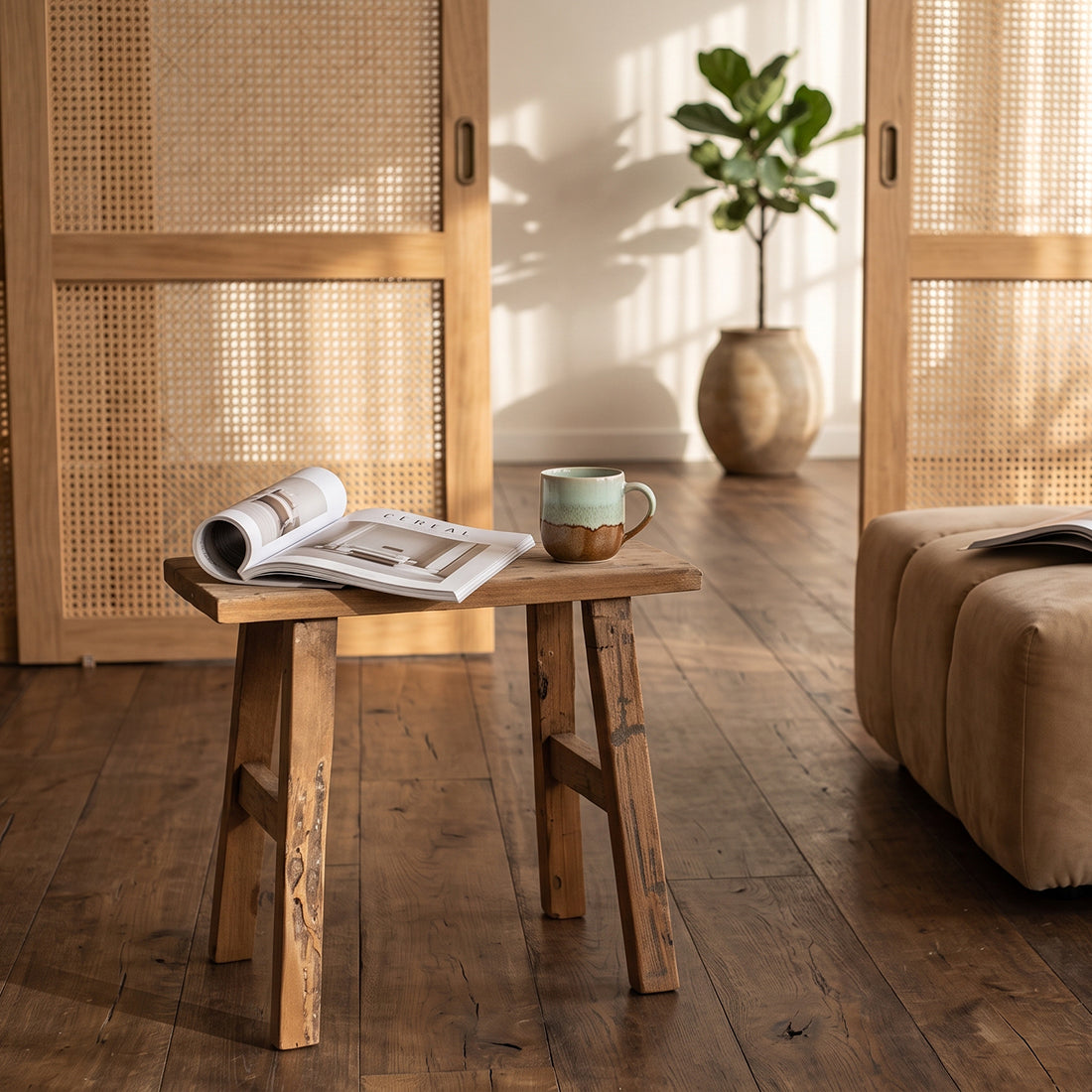 Gerecycled teakhout in naturel tint met natuurlijke kleurverschillen en gebruikssporen