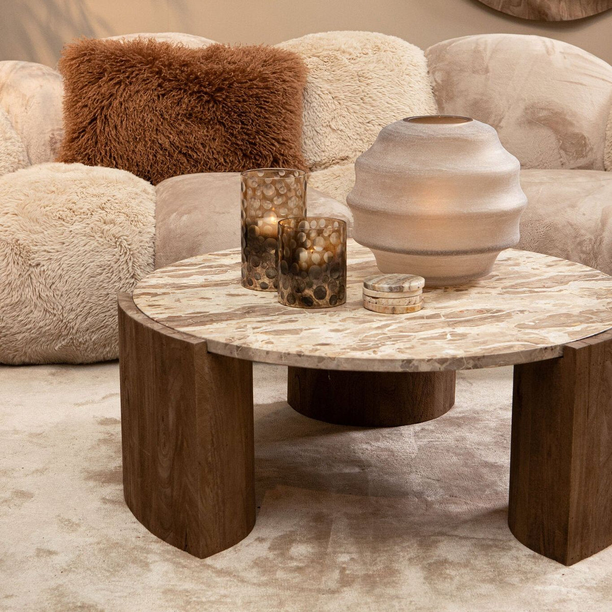 Javina ronde salontafel van PTMD met decoratie in een zithoek met beige tinten
