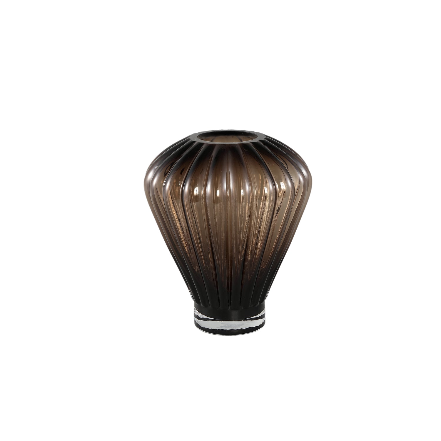 Jayci Brown Glass Solid Glass Ribbed Vase S van PTMD, bruine glazen vaas met ribbels op witte achtergrond