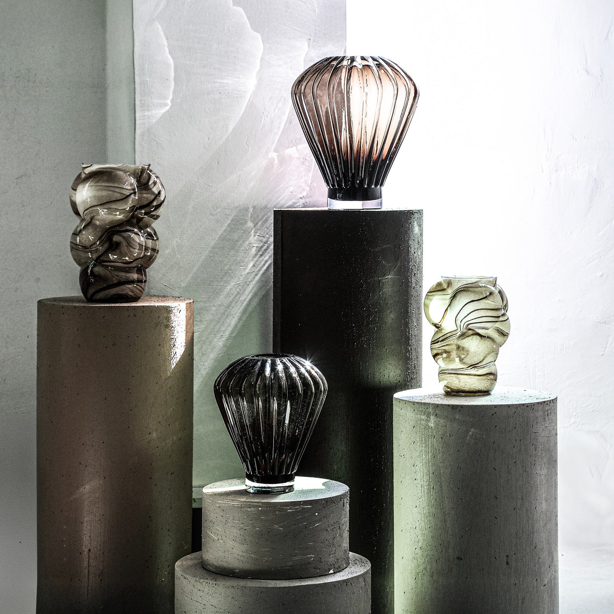 Jayci Vase S van PTMD, detail van het massieve bruine glas met verticale ribbelstructuur
